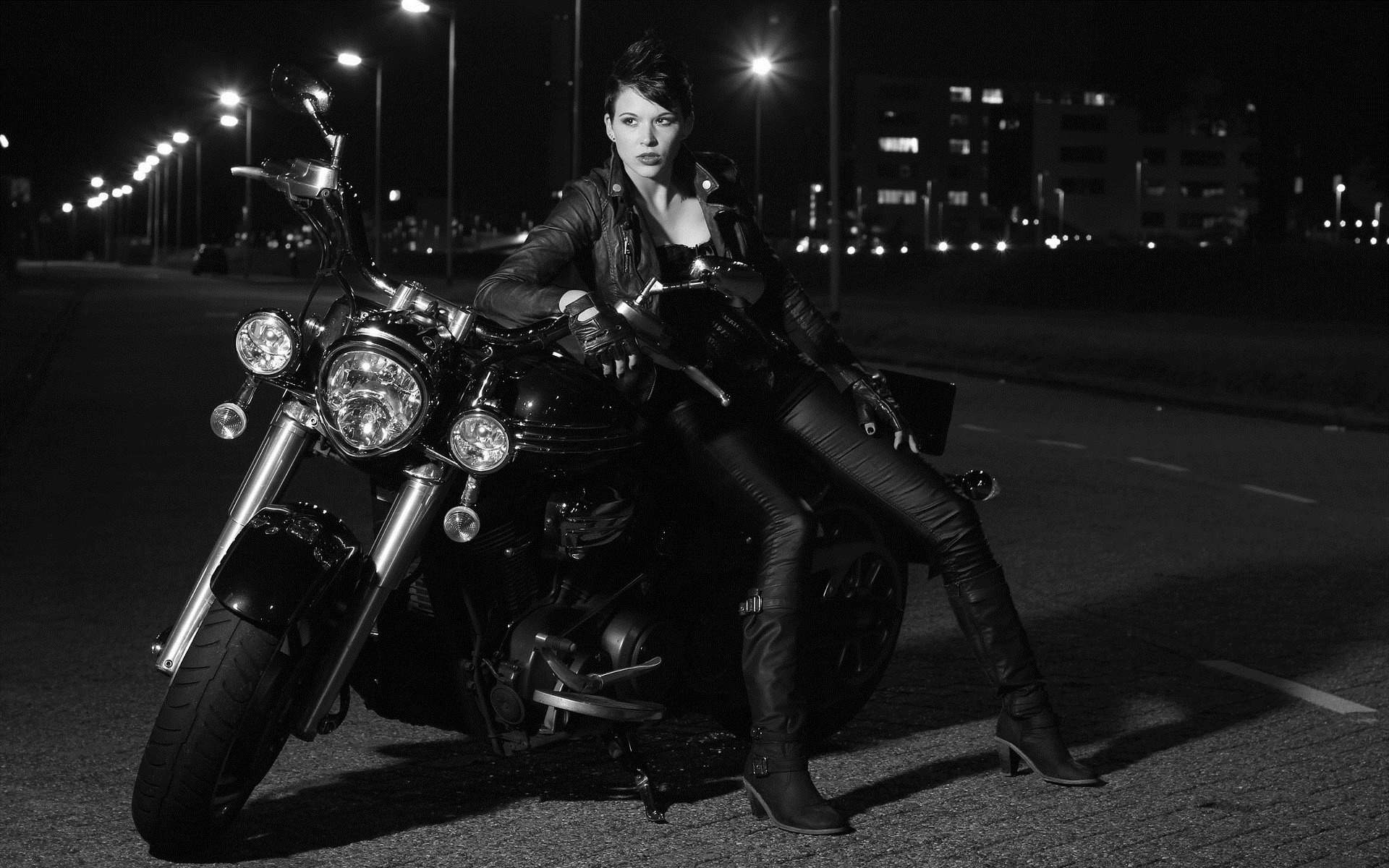 Photo Beautiful girls and motorcycles in Belgrade