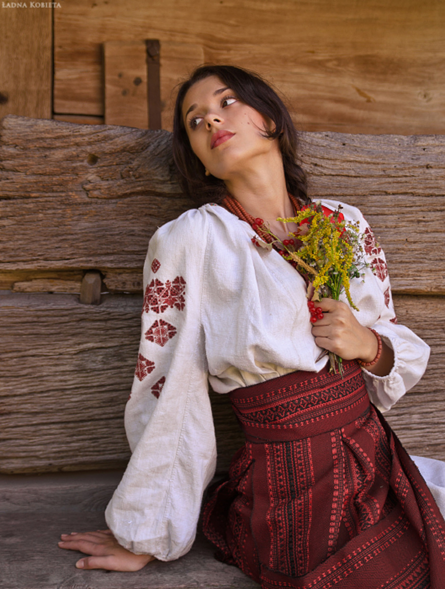 Girls in Slavic costumes in Belgrade
