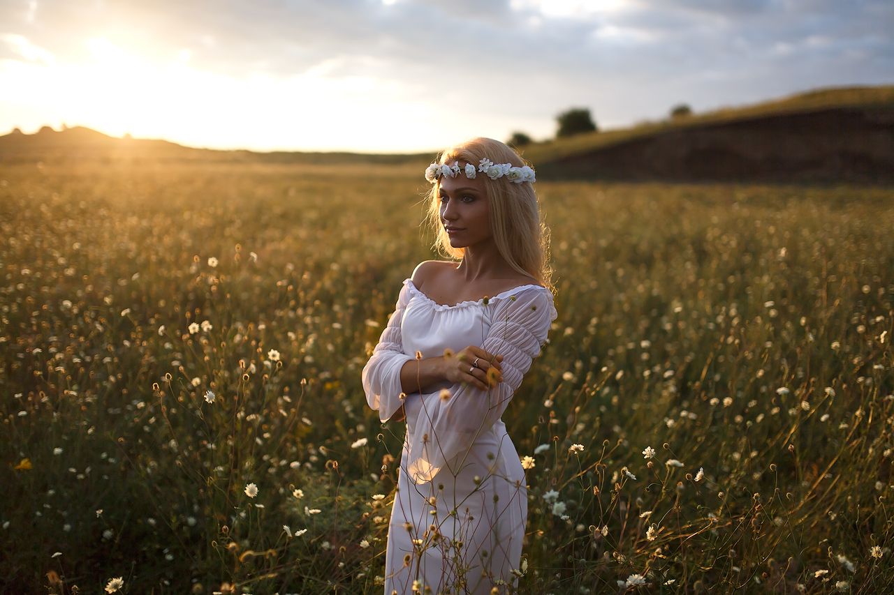 Girls in Slavic costumes in Belgrade